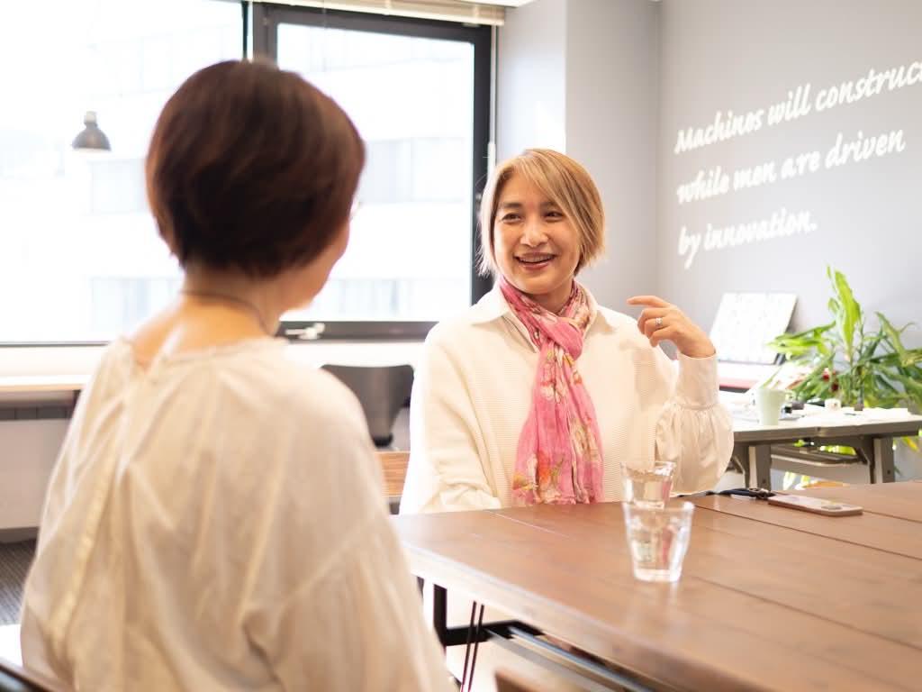 対話を通じて相手の経験や仕事への想いを聞くインタビューの様子